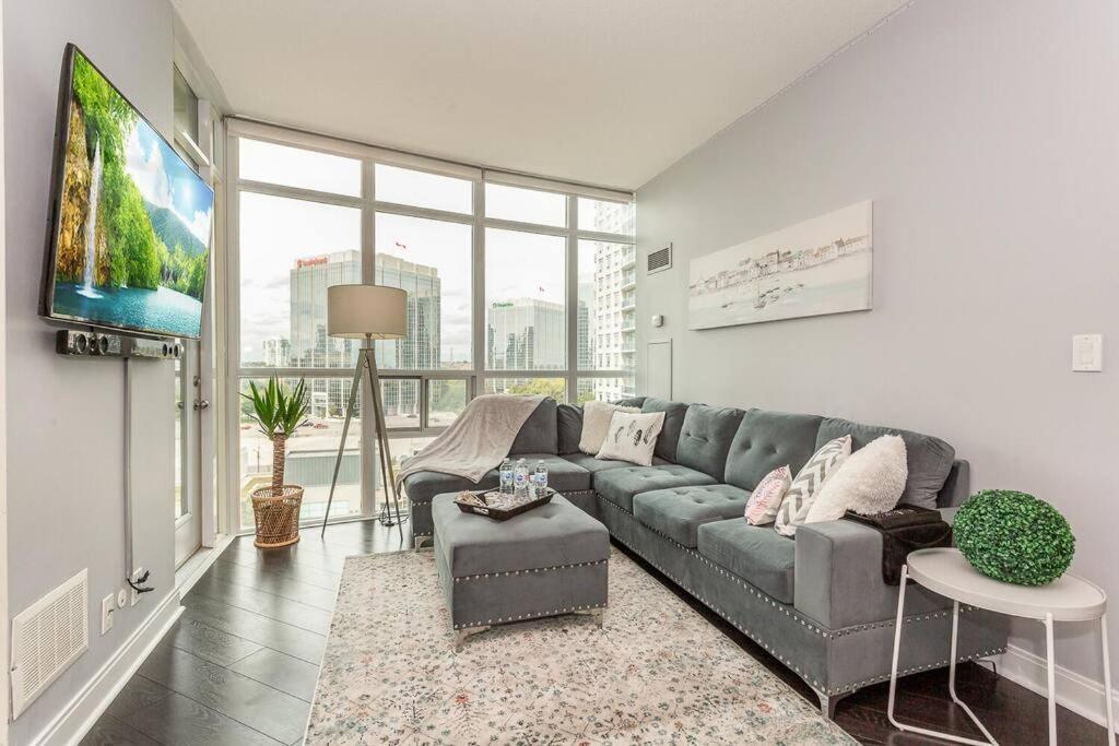 Modern 2 Bedroom Condo In Heart Of Mississauga W/ Views Exterior photo